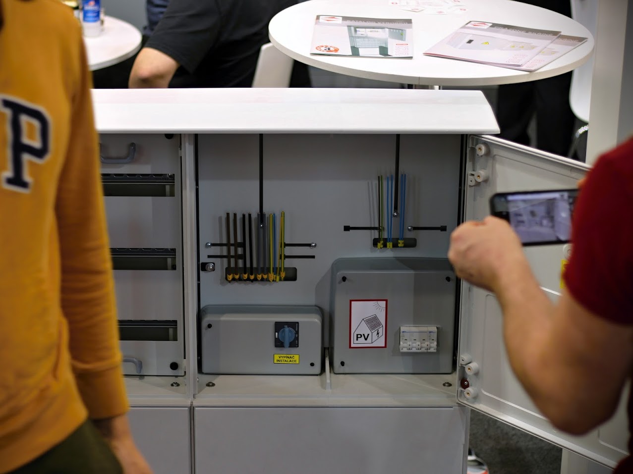 Vypínač instalace v elektroměrovém rozváděči