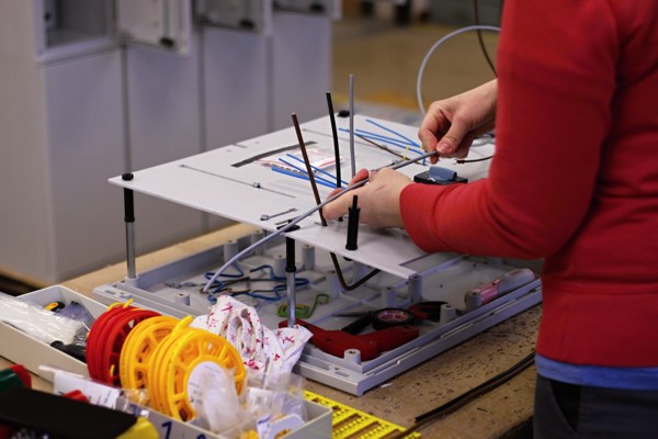 Pracovník výroby rozvaděčů NN